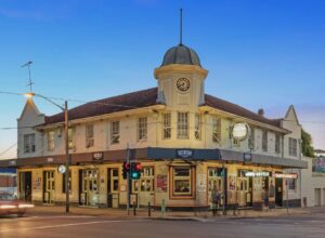 The Vic On The Park 300x220